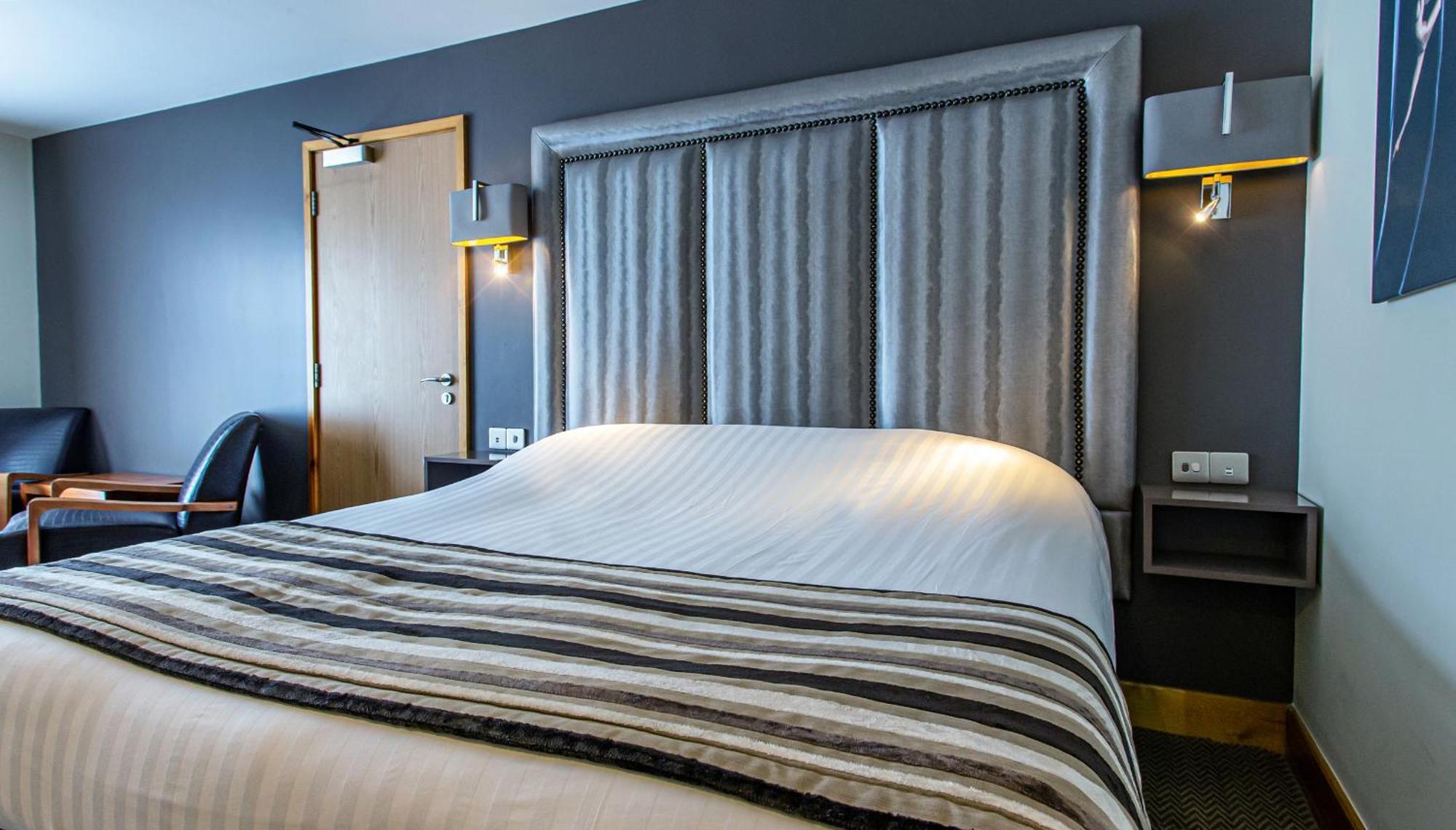The Big Blue - Pleasure Hotel